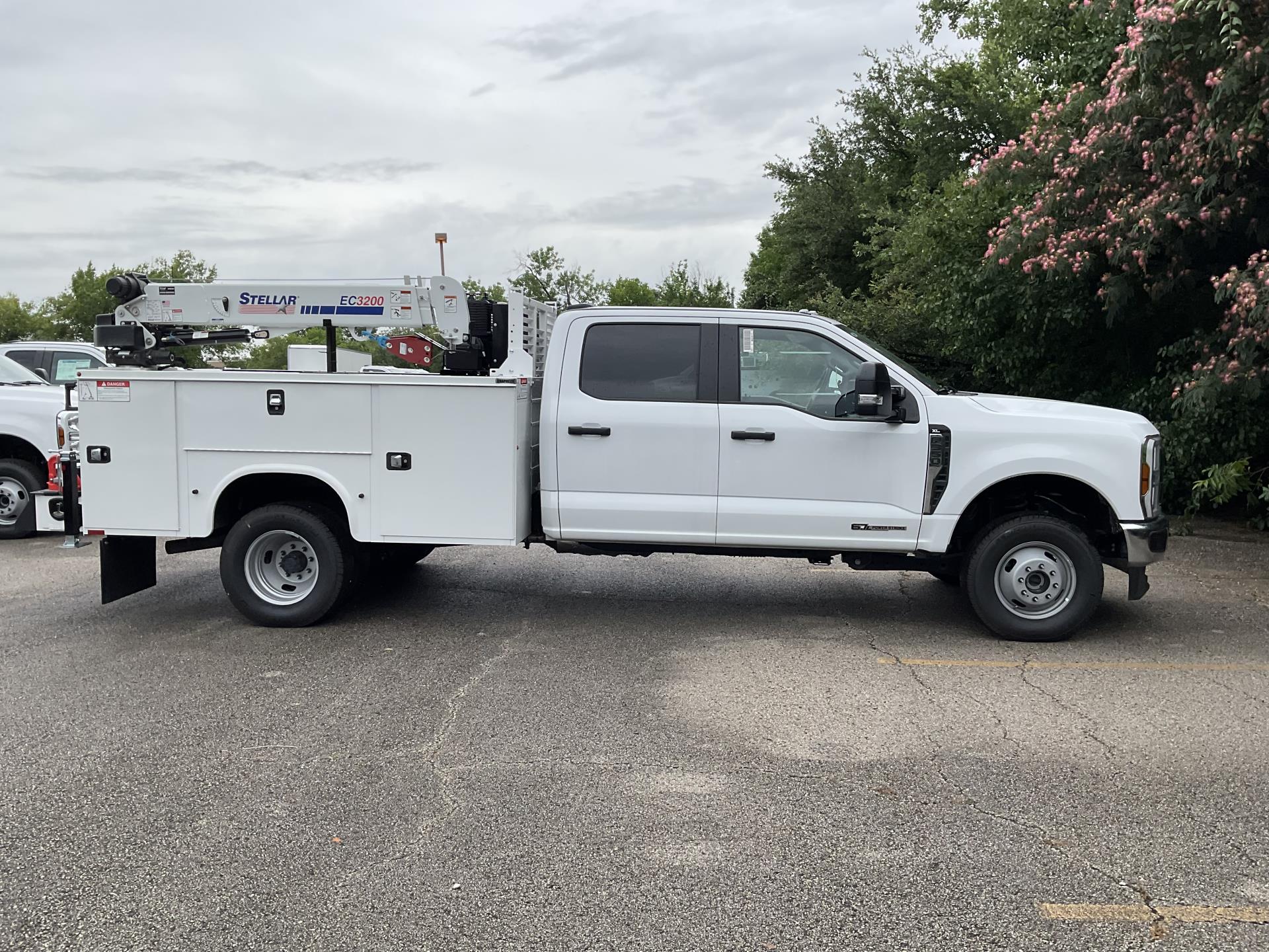 2024 Ford F-350 Crew Cab DRW 4x4 Cab Chassis for sale #1886286 - photo 1