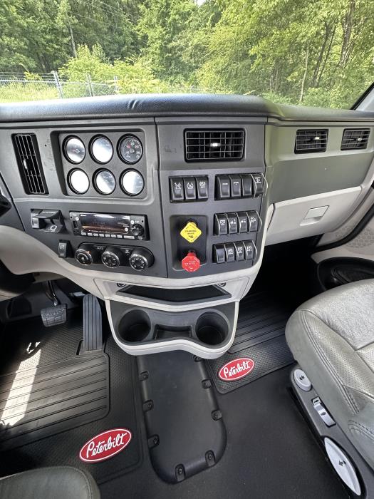 2022 Peterbilt 579-17