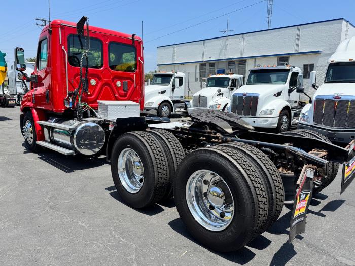 2017 Freightliner Cascadia-7