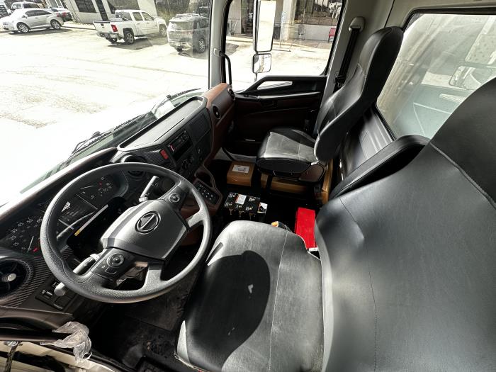 2025 Hino XL8-10