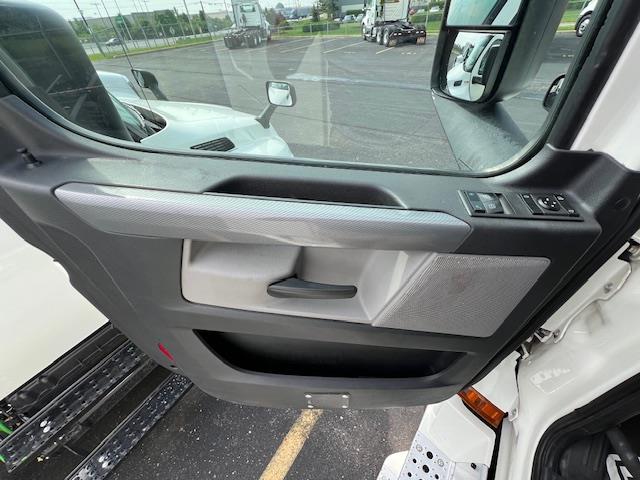 2020 Freightliner Cascadia-8