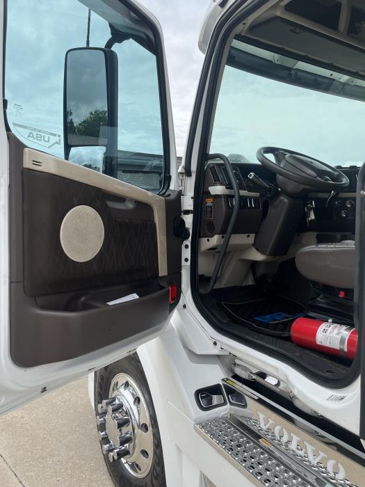2016 Volvo VNL64T860-12