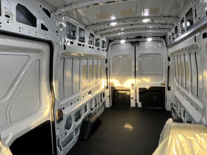 2023 Ford E-Transit-12