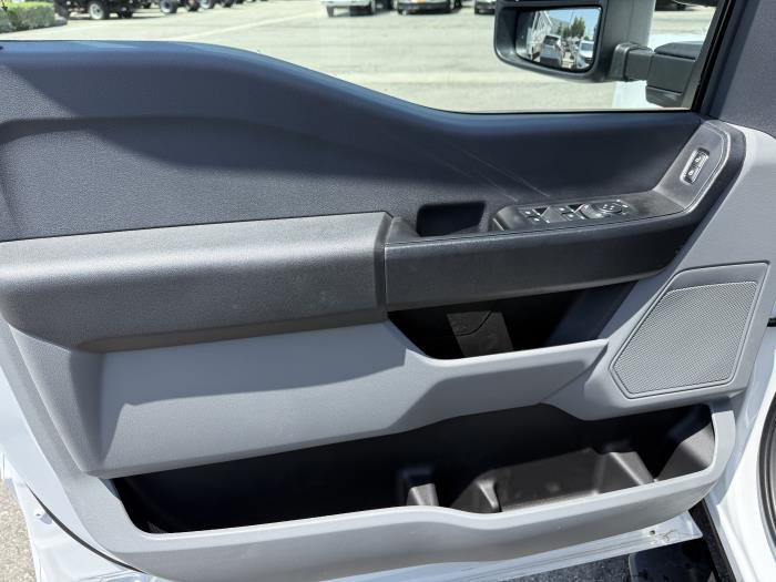 2025 Ford F-550-31
