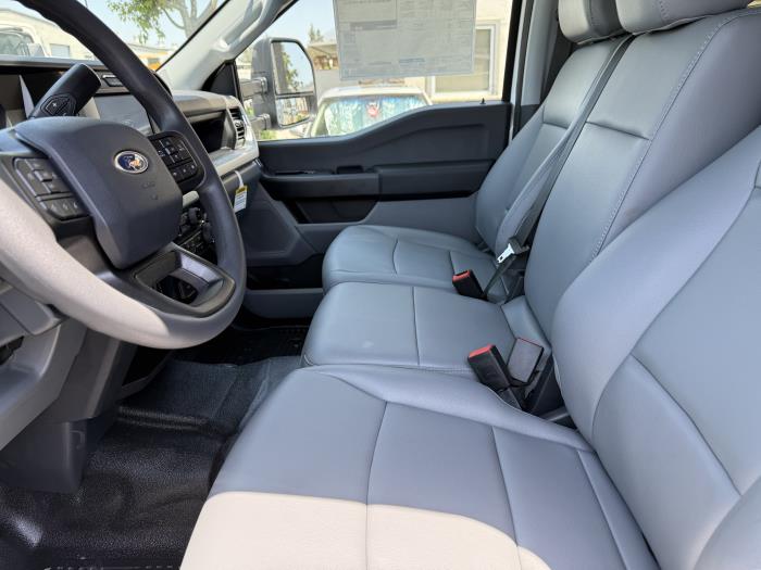 2025 Ford F-550-33