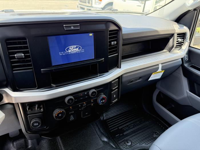 2025 Ford F-550-34