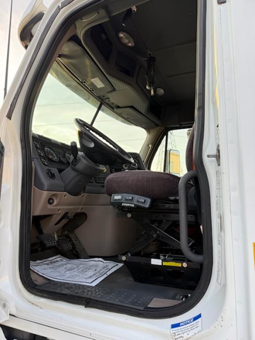2015 Freightliner Cascadia-12
