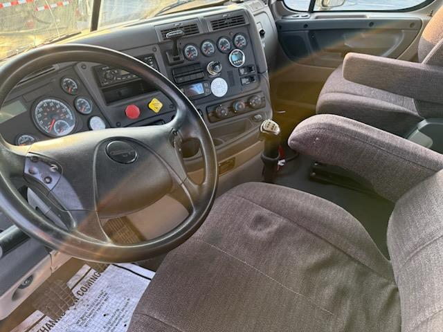 2015 Freightliner Cascadia-13