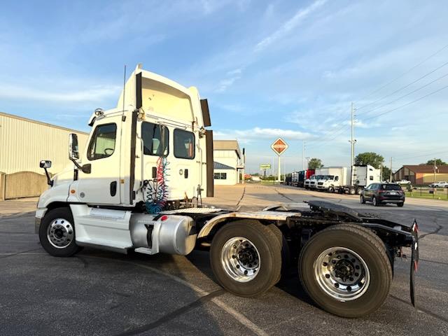 2015 Freightliner Cascadia-19