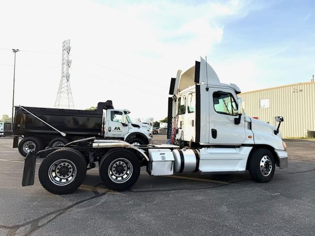 2015 Freightliner Cascadia-21