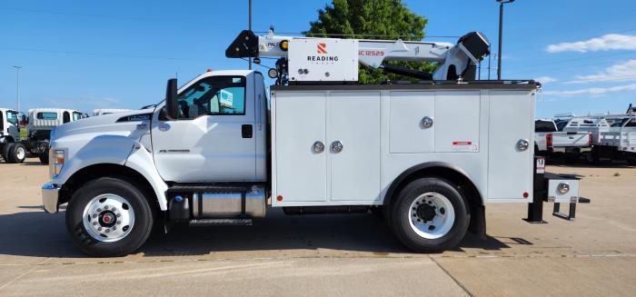 2025 Ford F-750-2