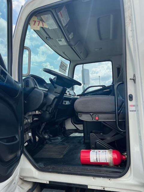 2019 Hino 268A-17