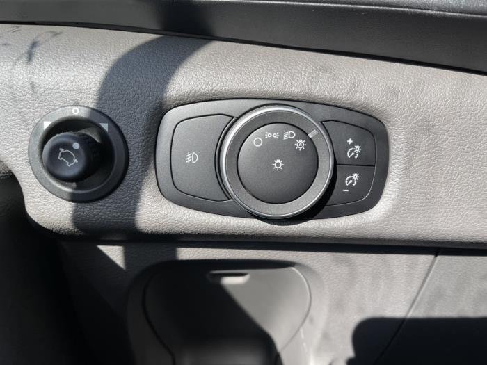 2025 Ford Transit-250-28