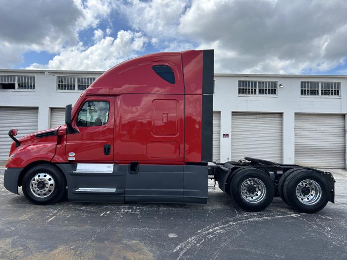 2022 Freightliner Cascadia 126" Sleeper Cab photo 2