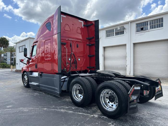2022 Freightliner Cascadia 126" Sleeper Cab photo 3