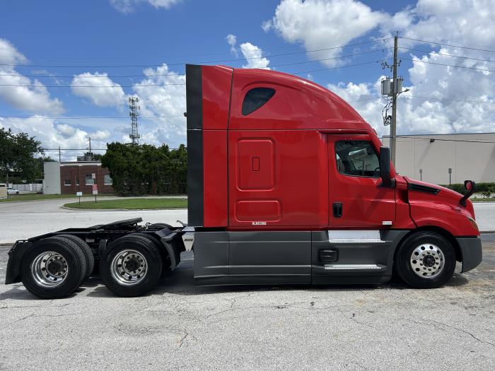 2022 Freightliner Cascadia-8
