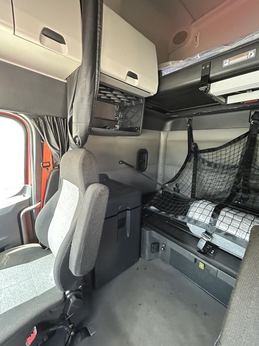 2022 Freightliner Cascadia-19