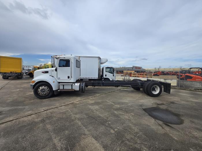 2017 Peterbilt 337-1