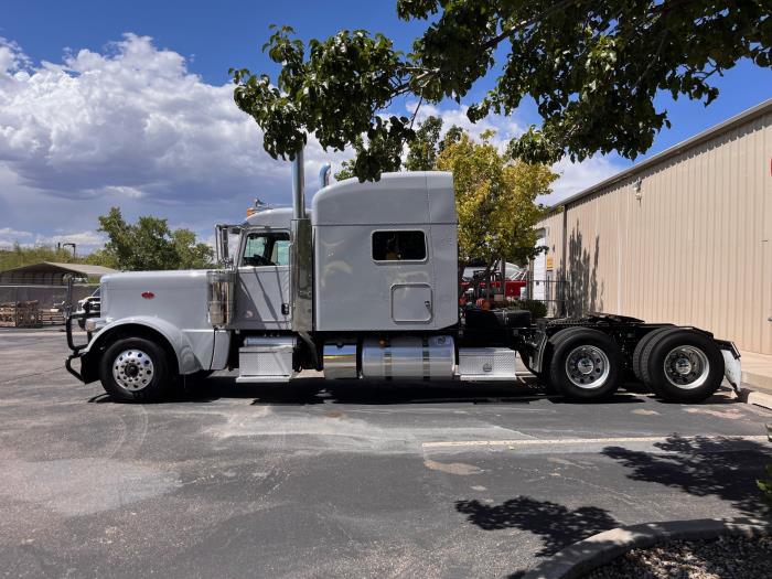 2023 Peterbilt 389-2