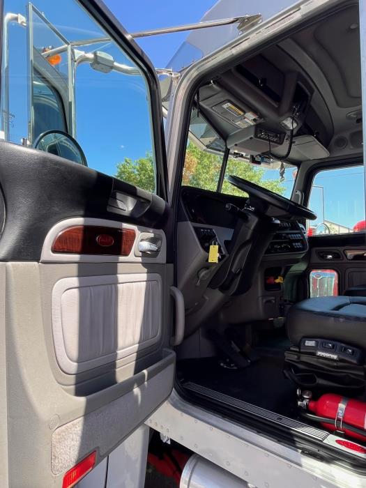 2023 Peterbilt 389-8