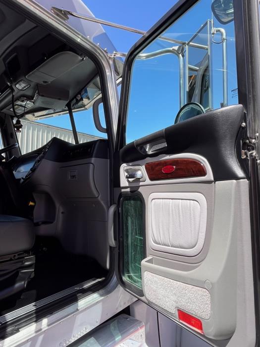 2023 Peterbilt 389-13
