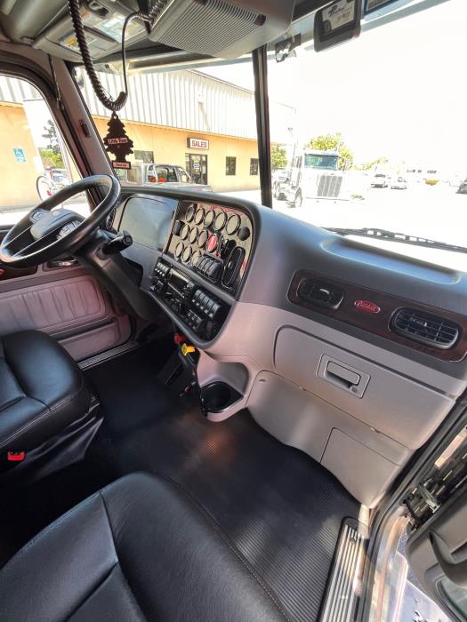 2023 Peterbilt 389-15