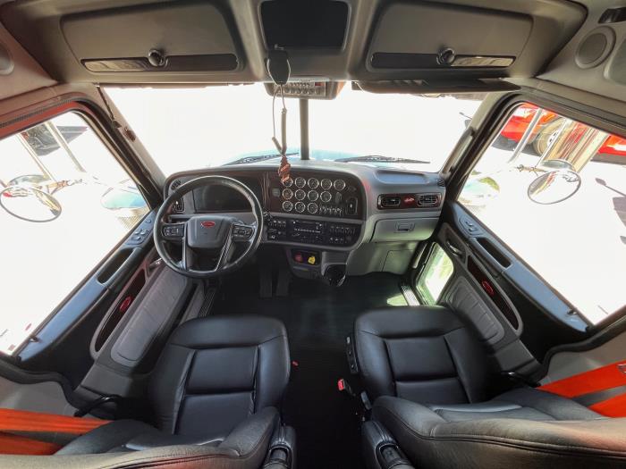 2023 Peterbilt 389-17