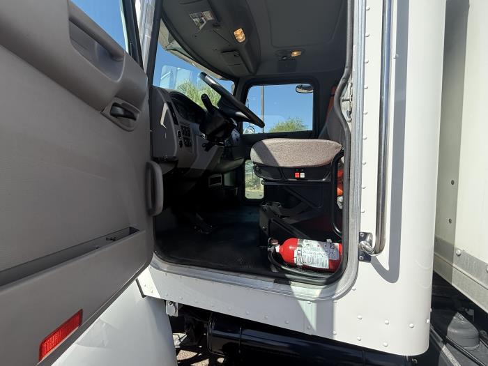 2019 Peterbilt 330-8