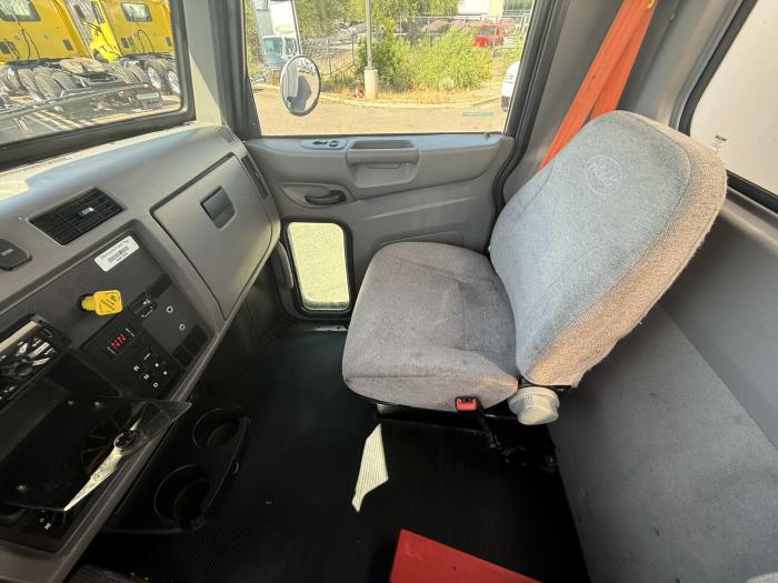 2019 Peterbilt 330-13