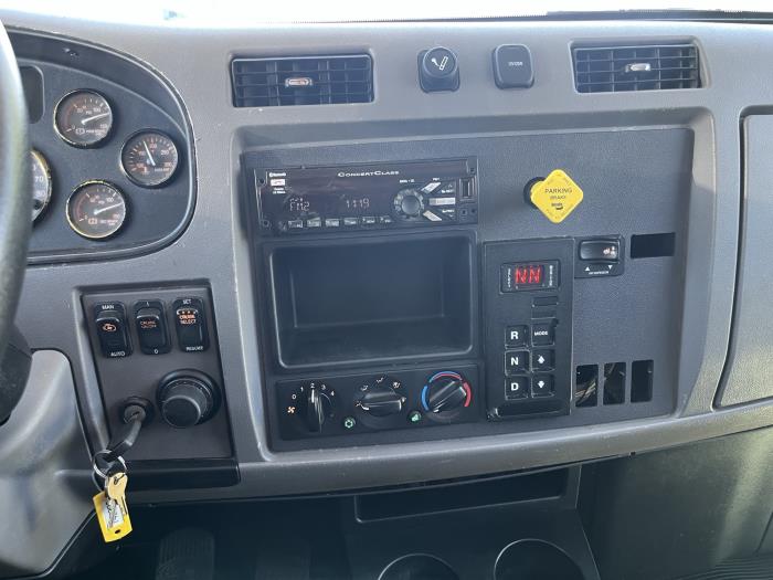 2019 Peterbilt 330-13