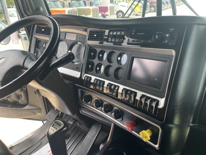 2022 Kenworth W900-19