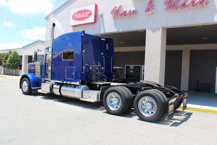 2023 Peterbilt 389-4