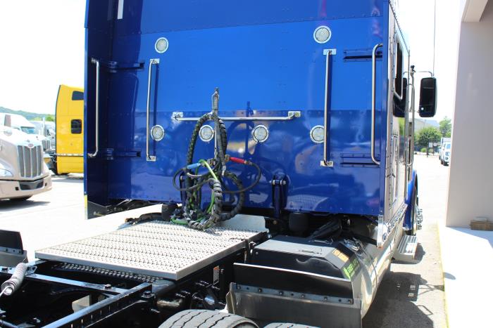 2023 Peterbilt 389-6
