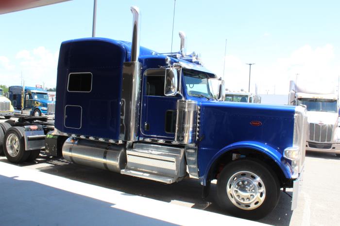 2023 Peterbilt 389-8