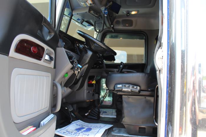 2023 Peterbilt 389-9