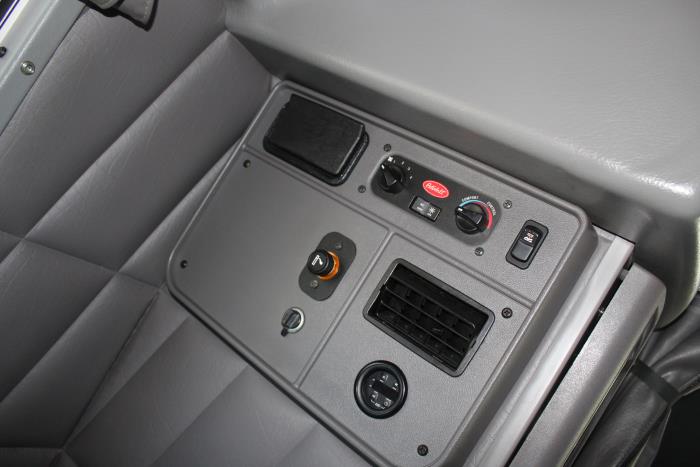 2023 Peterbilt 389-19