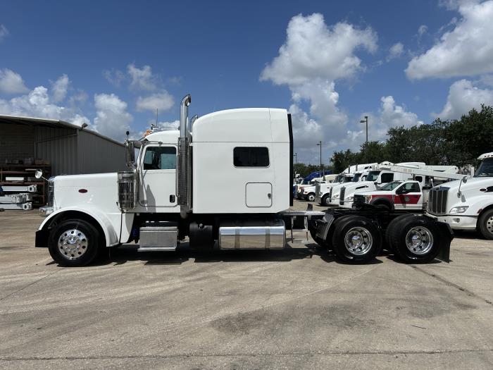 2022 Peterbilt 389-2