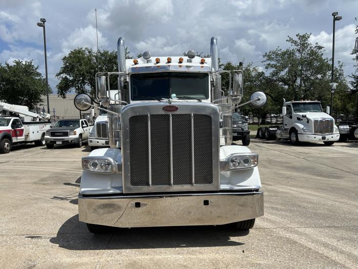 2022 Peterbilt 389-8