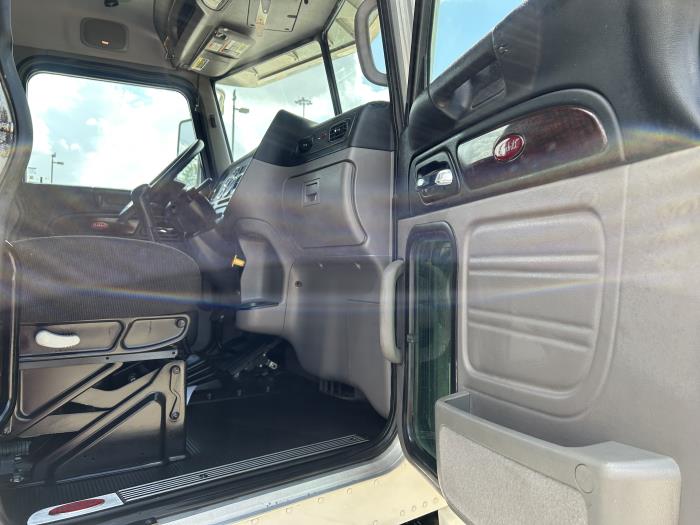 2022 Peterbilt 389-22
