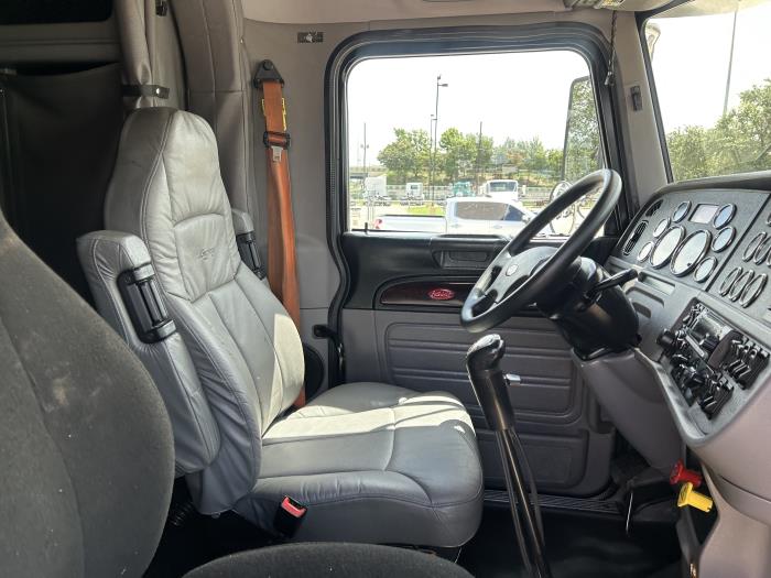 2022 Peterbilt 389-23
