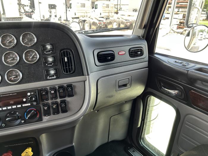 2022 Peterbilt 389-31