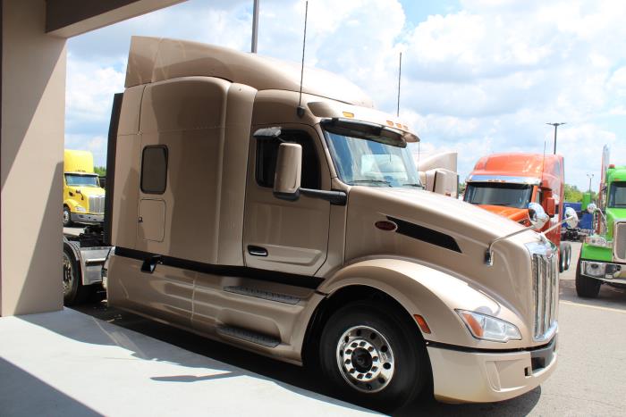 2023 Peterbilt 579-8