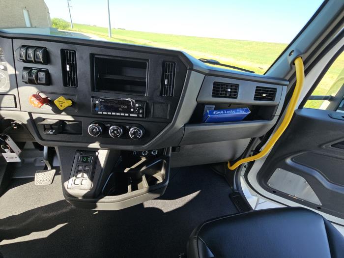 2025 Peterbilt 548-20