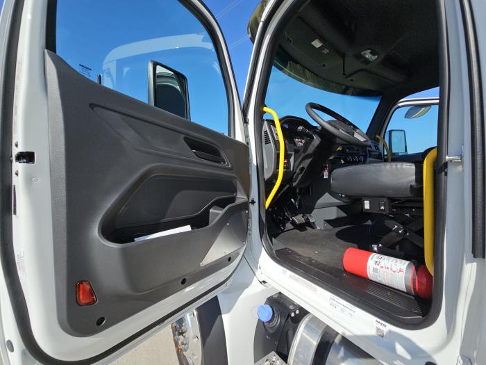 2025 Peterbilt 548-23