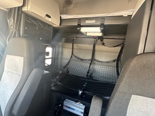 2021 Freightliner Cascadia-3