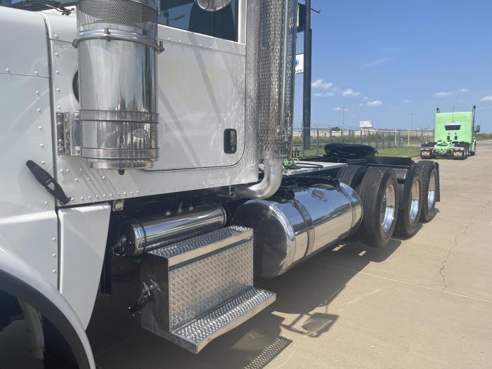 2015 Peterbilt 389-17