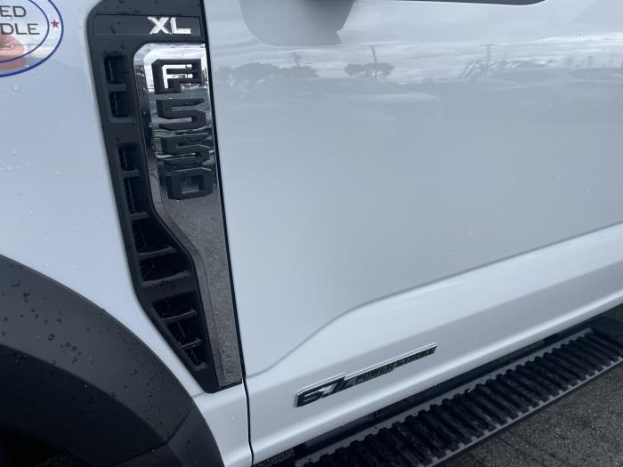2025 Ford F-550-11