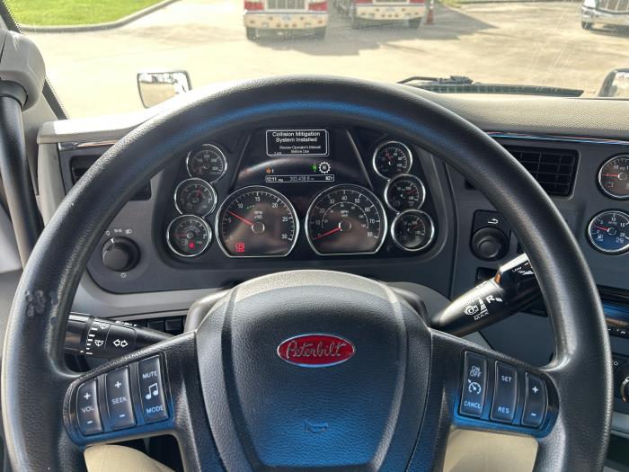 2021 Peterbilt 579-38
