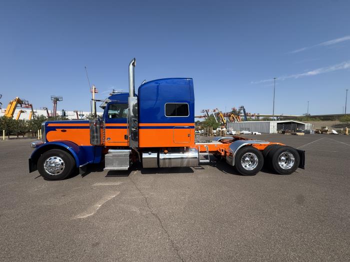 2023 Peterbilt 389-2