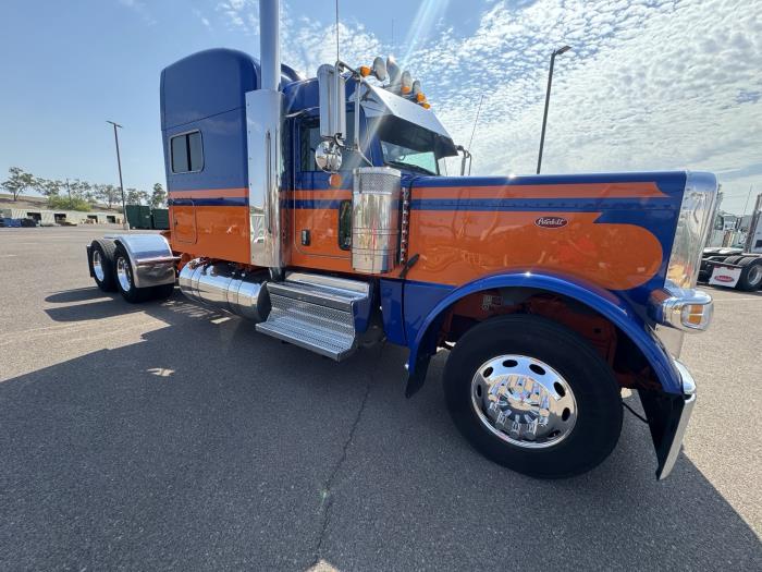 2023 Peterbilt 389-7